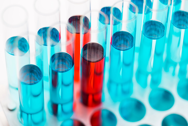 assortiment-elementov-nauki-pod-vysokim-uglom-v-laboratorii 1.png